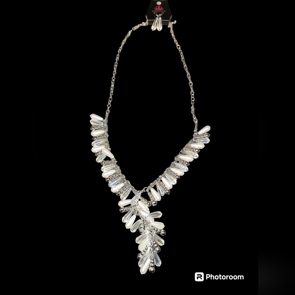 Paparazzi Life of the Party Dripping With DIVA-ttitude White Necklace NWT